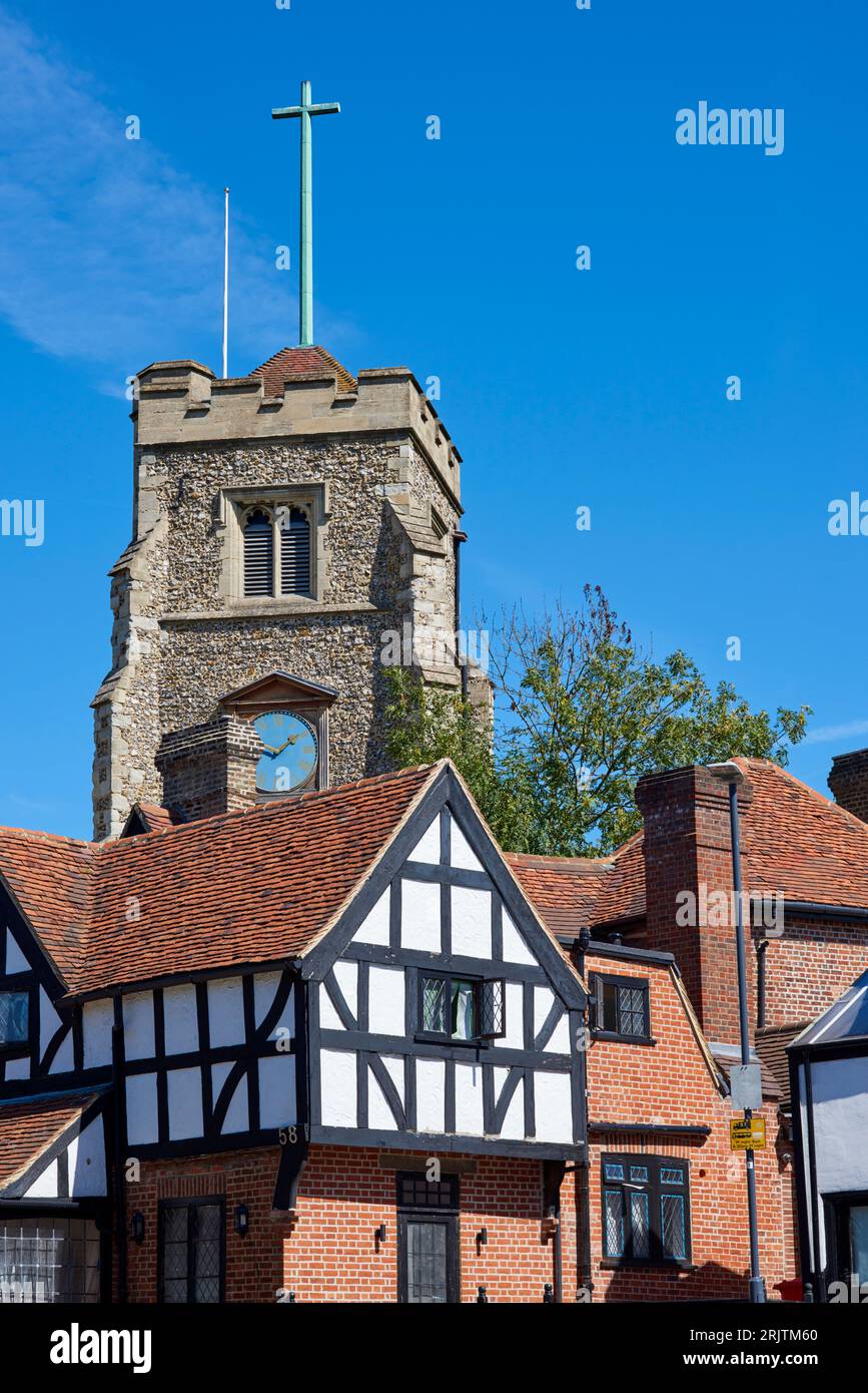 Case in stile Tudor e chiesa medievale a Pinner Village, Middlesex, Greater London, Regno Unito Foto Stock