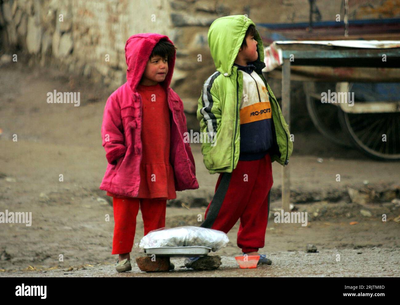 Bildnummer: 51712052 Datum: 21.02.2007 Copyright: imago/Xinhua Straßenkinder in Kabul - PUBLICATIONxNOTxINxCHN, Personen; 2007, Kabul, kind, Kinder, Einheimische,; , quer, Kbdig, Gruppenbild, Afghanistan, o0 Land, Leute, afgano Foto Stock