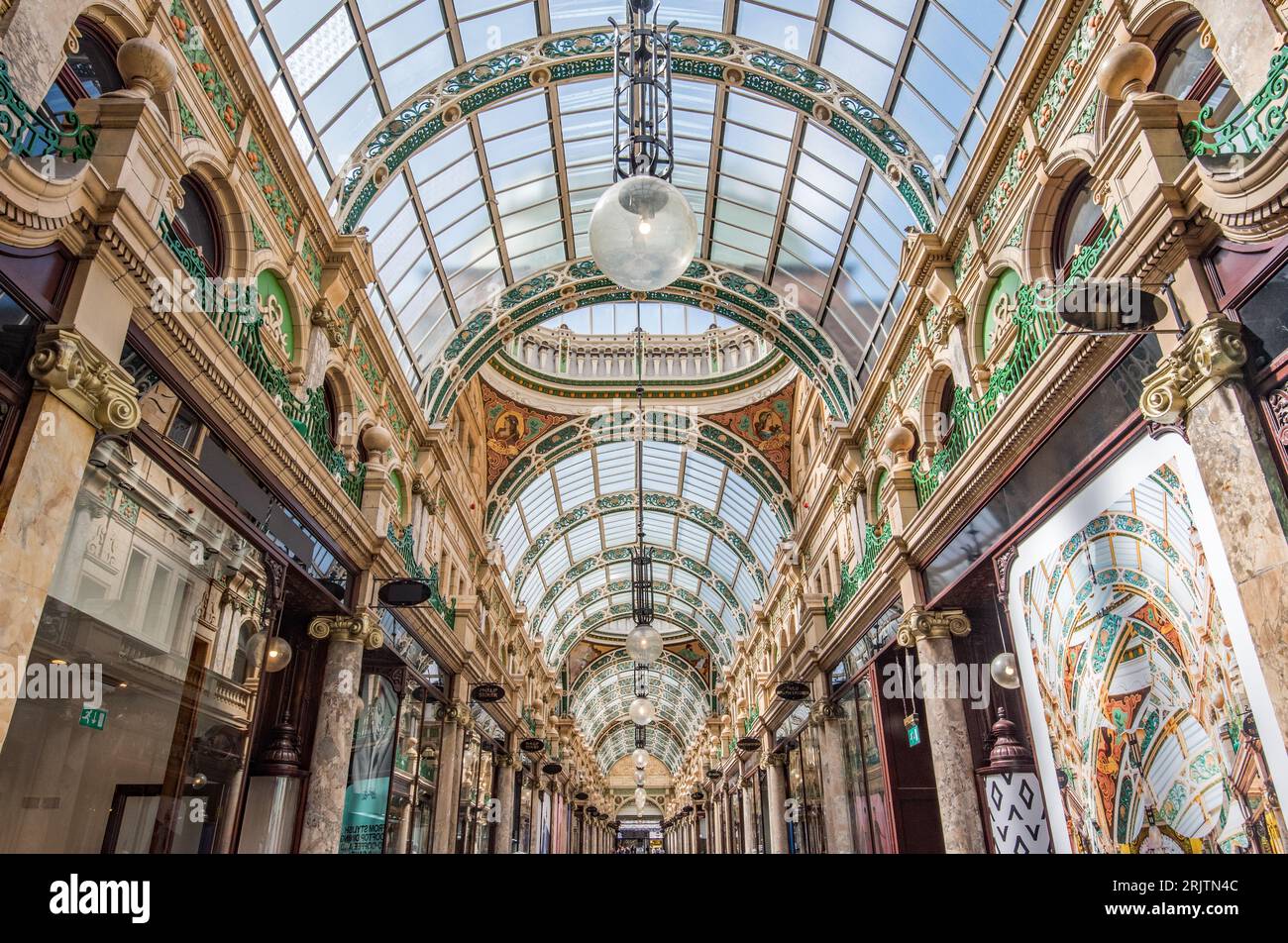 Roofscapes nel Victorian Arcades nel centro di Leeds (fuori Briggate), West Yorkshire Foto Stock