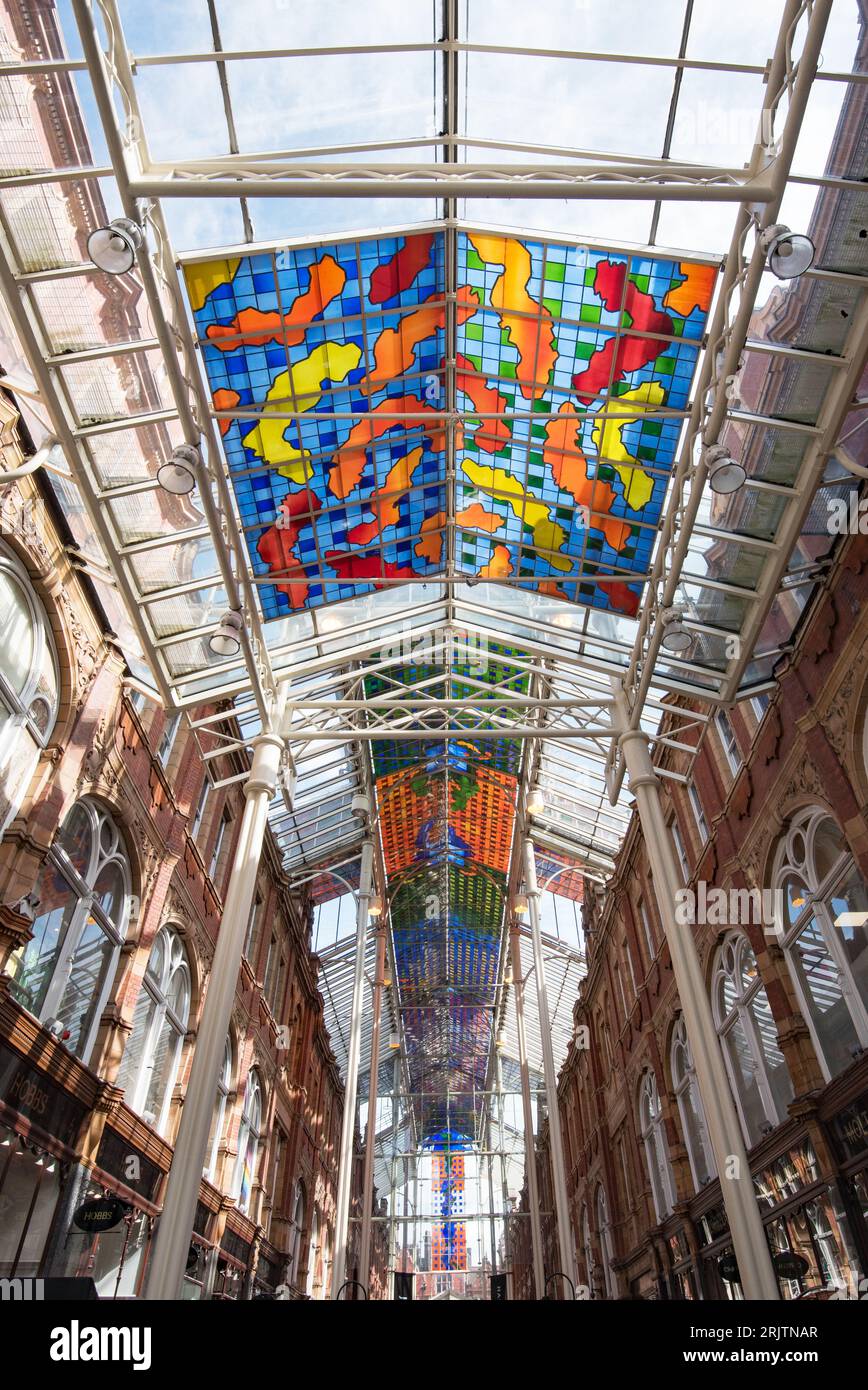 Roofscapes nel Victorian Arcades nel centro di Leeds (fuori Briggate), West Yorkshire Foto Stock