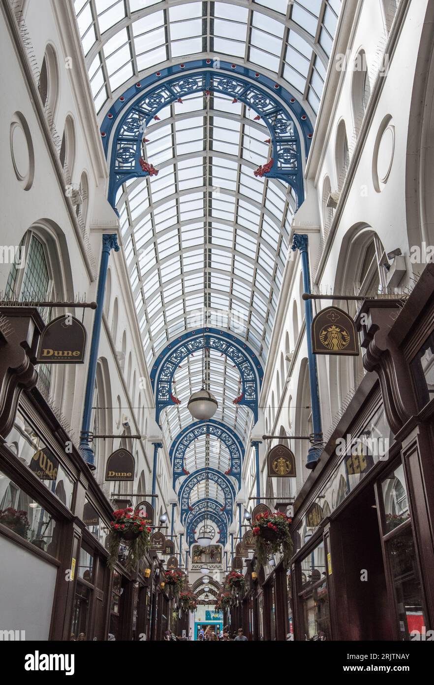 Roofscapes nel Victorian Arcades nel centro di Leeds (fuori Briggate), West Yorkshire Foto Stock