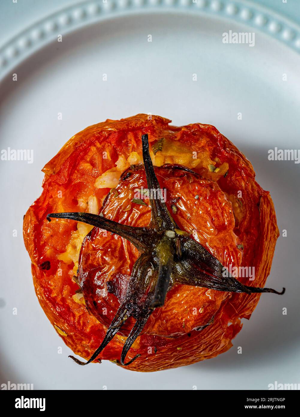 Pomodoro vegano ripieno. Primo piano estremo. Scatto macro. Foto Stock