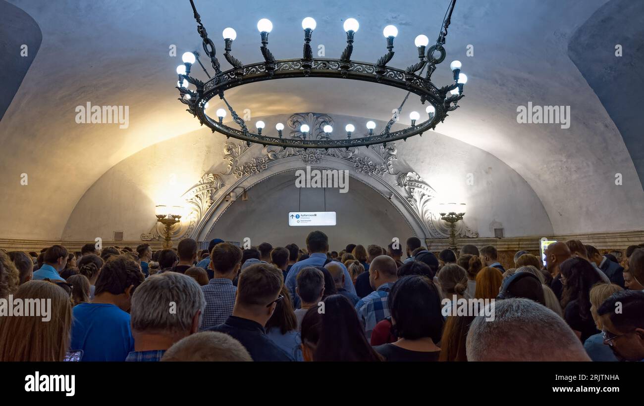 Mosca, Russia - 21 agosto 2023: Ingorgo stradale nella metropolitana di Mosca. Folla di persone nel sottopassaggio, vista dall'alto. Foto Stock