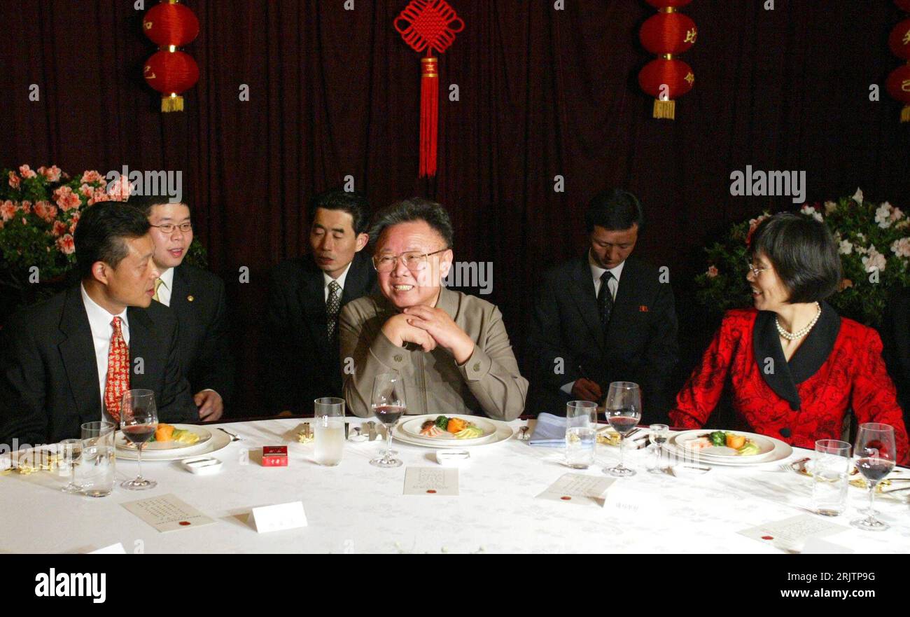 Bildnummer: 51741899 Datum: 04.03.2007 Copyright: imago/Xinhua Präsident Kim Jong il (Mitte, PRK) und Botschafter Liu Xiaoming (li., CHN) mit Ehefrau anlässlich eines Festessens zum Chinesischen Laternenfest in Pyongyang PUBLICATIONxNOTxINxCHN, Optimistisch; 2007, Pyongyang, Politik, Politiker, Pressetermin , lächelt, Paar, Ehepaar, Frau; , quer, Kbdig, Gruppenbild, Nordkorea, Randbild, gente o0 Personen Foto Stock