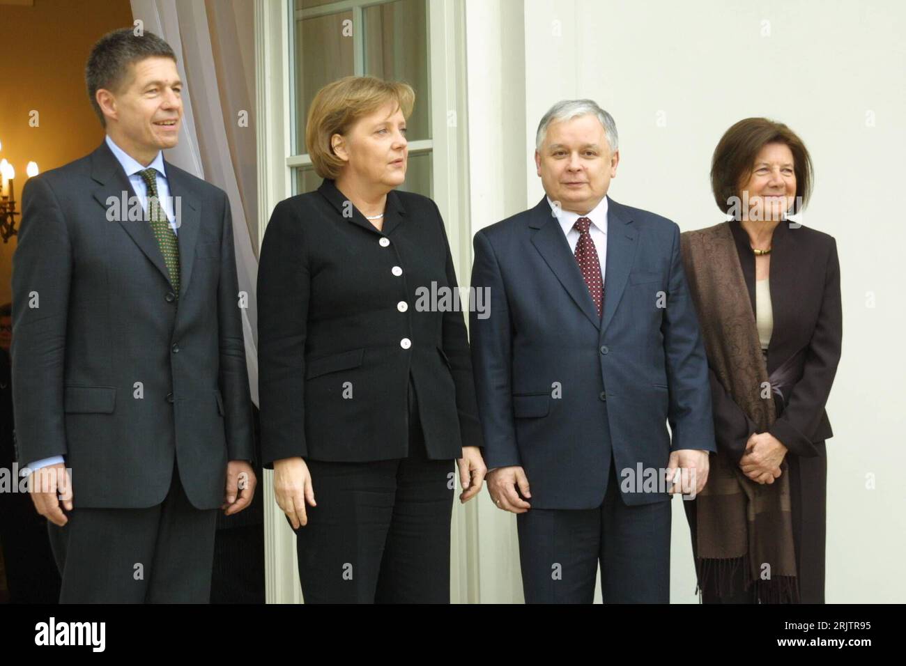 Bildnummer: 51756227 Datum: 16.03.2007 Copyright: imago/Xinhua V.l.n.r.: Joachim Sauer (GER/Ehemann von Angela Merkel), Bundeskanzlerin Angela Merkel (GER/CDU), Premierminister Jaroslaw Kaczynski (POL) und Ehefrau Maria anlässlich eines Staatsbesuches in Warschau - PUBLICATIONCHN, 2007, WarxINCHN; Politikerin, Pressetermin, Staatsbesuch, Ehepaar, Paar, Frau, Mann; , quer, Kbdig, Gruppenbild, Close, Internationale Politik, Politik, Polen, Randbild, gente Foto Stock