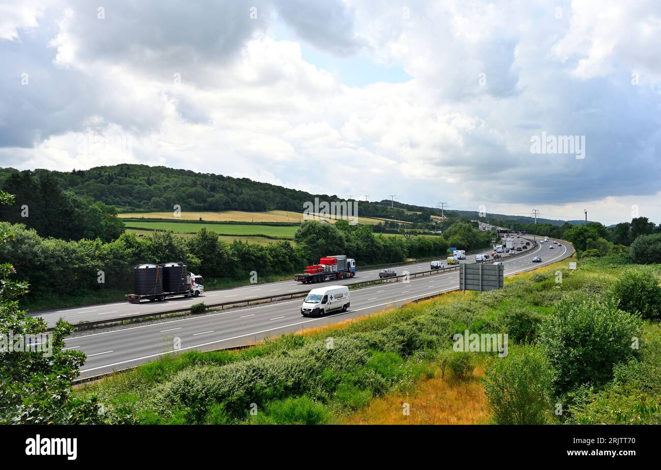Autostrada M5 in campagna limpida senza interruzioni, vicino a Portbury, nel Somerset settentrionale Foto Stock
