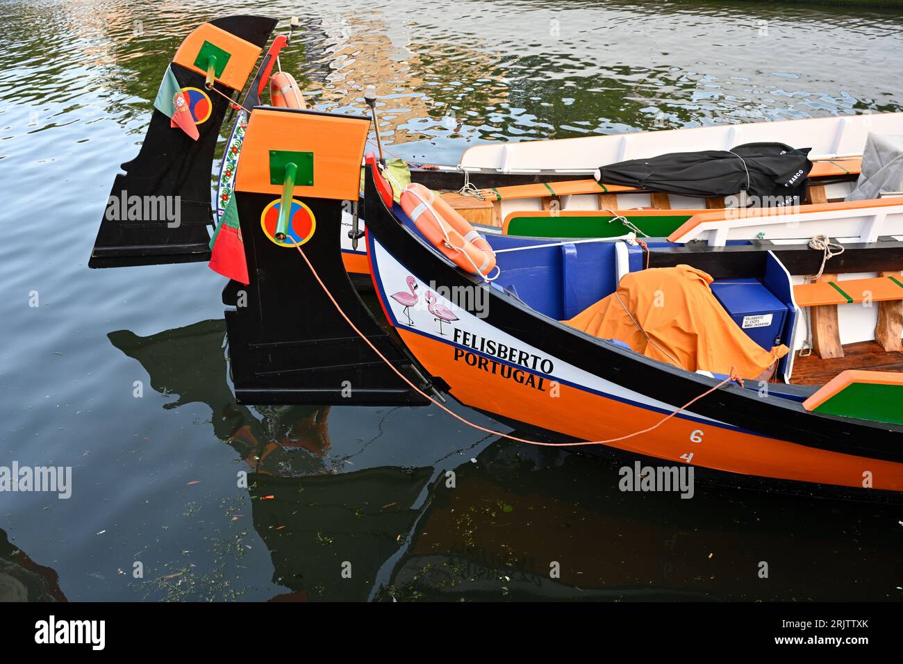 Coloratissima fine di due tradizionali barche turistiche con timone, Moliceiros, Portogallo Foto Stock