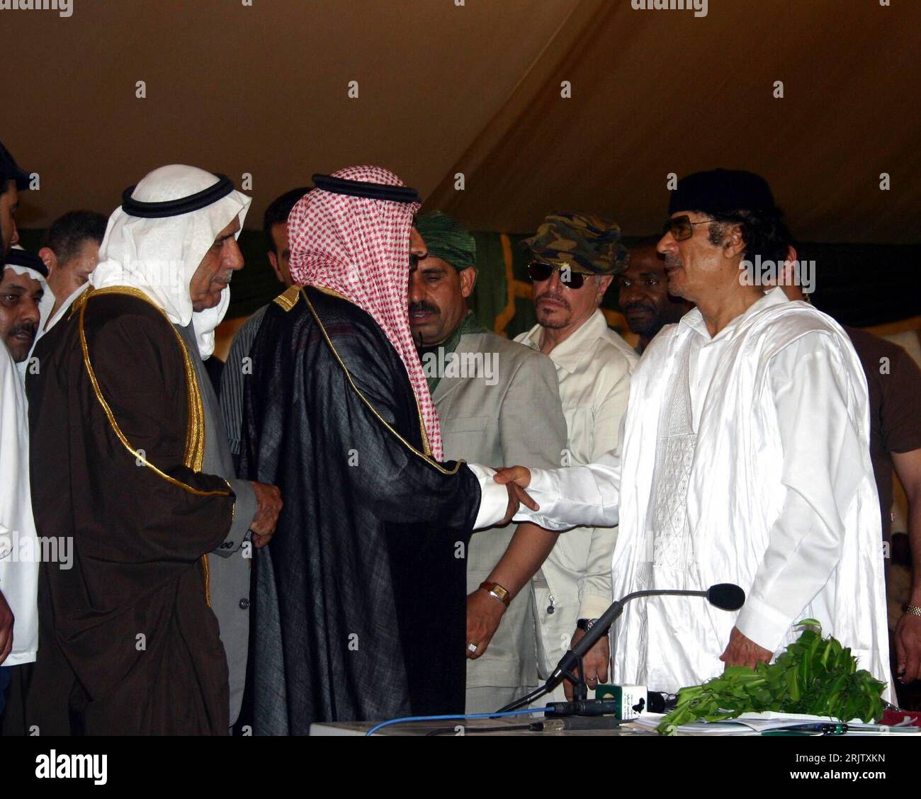 Bildnummer: 51785464 Datum: 31.03.2007 Copyright: imago/Xinhua Staatschef Muammar al Gheddafi (re., LBA) anlässlich des Geburtstages des Propheten Mohammed in Agadez - PUBLICATIONxNOTxINxCHN, Personen; 2007, Agadez, Politiker, Politik, , Geburtstag, Jahrestag, shakehands, stringi la mano, krux,; , quer, Kbdig, Gruppenbild, Niger, Randbild, gente Foto Stock