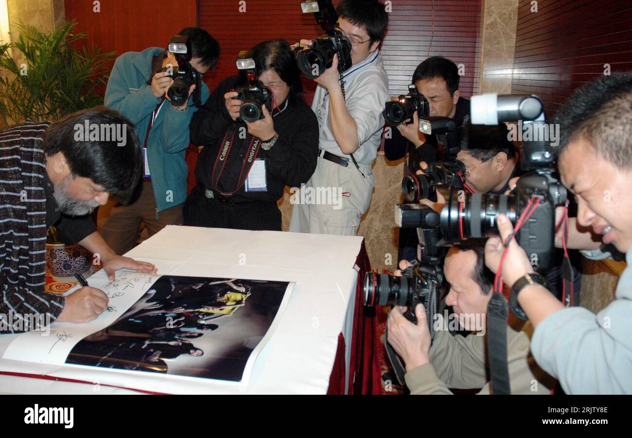 Bildnummer: 51794440 Datum: 25.03.2007 Copyright: imago/Xinhua Preisrichter unterzeichnet während des 3. China International Press Photo (CHIPP) Wettbewerbs das Siegerfoto von Mark Andrew di Lauro a Shanghai PUBLICATIONxNOTxINxCHN, Personen; 2007, Shanghai, Wettbewerb, Wettbewerbe, , Bild, Bilder, foto, Fotos, Fotowettbewerb, Fotowettbewerbe, Chipp, giuria, Medien, Medieninteresse, Presse, signieren, unterzeichnen, fotografieren; , quer, Kbdig, Gruppenbild, fotografie, Kunst, Cina, Bildnummer 51794440 Data 25 03 2007 Copyright Imago XINHUA Judges firmato durante i 3 China Internati Foto Stock