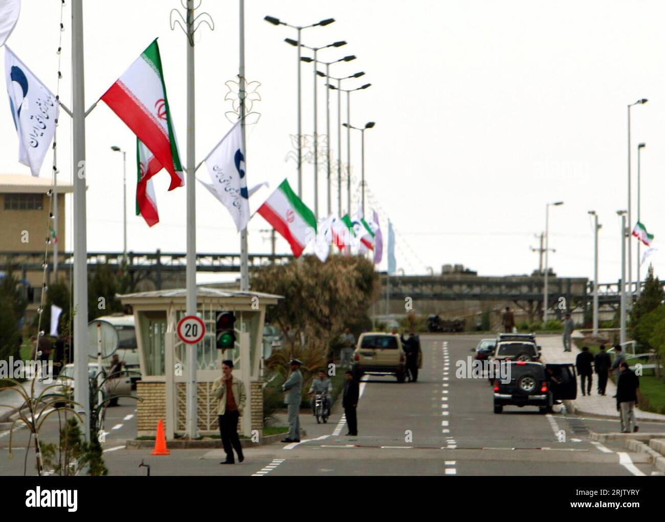 MIT Fahnen geschmückte Zufahrtsstraße zur Uran-Anreicherungsanlage in Natanz anlässlich des iranischen Tags der Nukleartechnik - Iran - PUBLICATIONxNOTxINxCHN Foto Stock