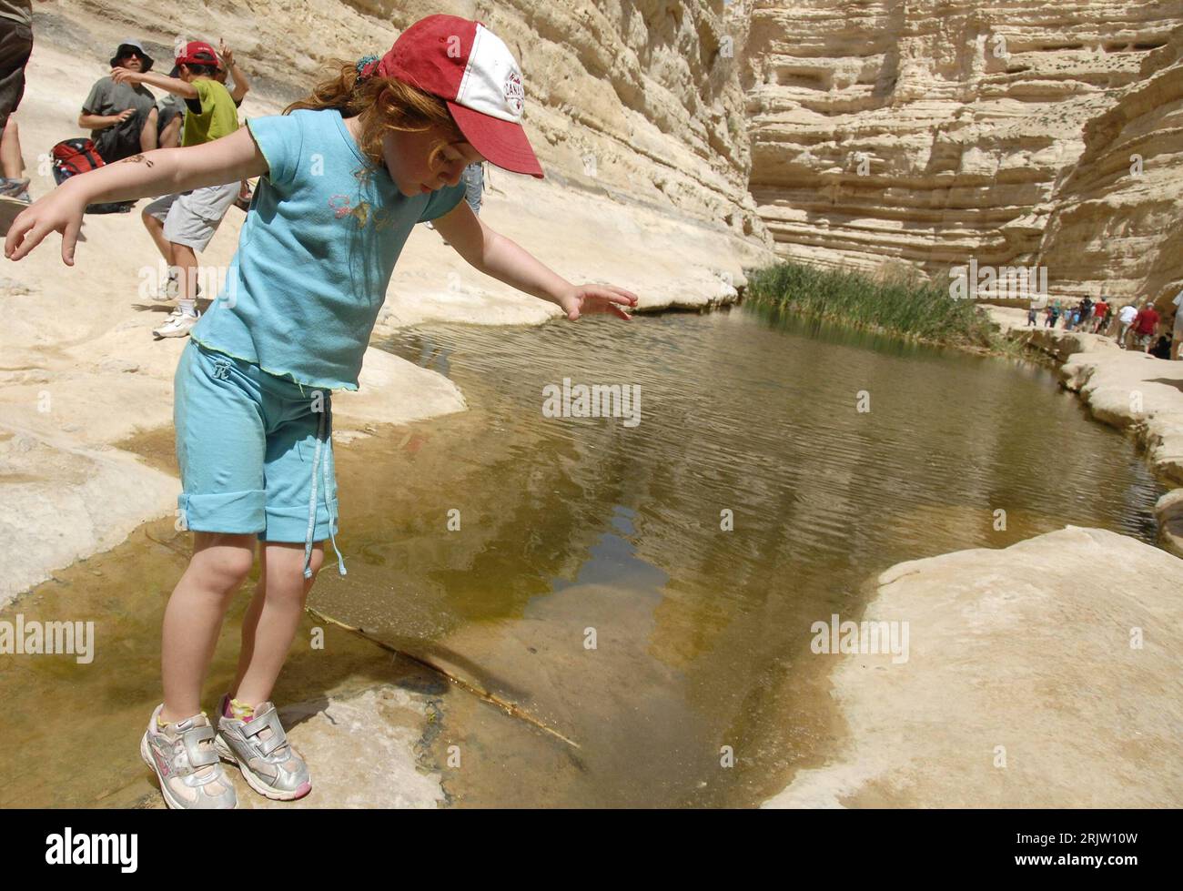 Bildnummer: 51809746 Datum: 07.04.2007 Copyright: imago/Xinhua Schülerin überquert einen Fluss in der Wüste Negev bei einem Schulausflug - PUBLICATIONxNOTxINxCHN, Personen; 2007, Negev, kind, Kinder, Mädchen, Schulkind, Schulkinder, Ausflug, Ausflüge, Schulausflüge, israeliani, israeliani, balancieren, überqueren, Stein, Fluss; , quer, Kbdig, Einzelbild, Israele, Foto Stock