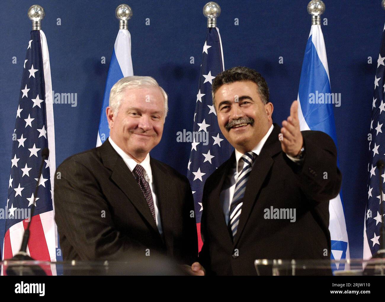 Bildnummer: 51812661 Datum: 18.04.2007 Copyright: imago/Xinhua Verteidigungsminister Robert Gates (li., USA) und Verteidigungsminister Amir Peretz (re., ISR) a Tel Aviv - PUBLICATIONxNOTxINxCHN, Personen , Optimistisch , lächeln,; 2007, Tel Aviv, Politiker, , Pressetermin , Gestik, , quer, Kbdig, Gruppenbild, close, Internationale Politik, Politik, Israele, Randbild, gente Foto Stock