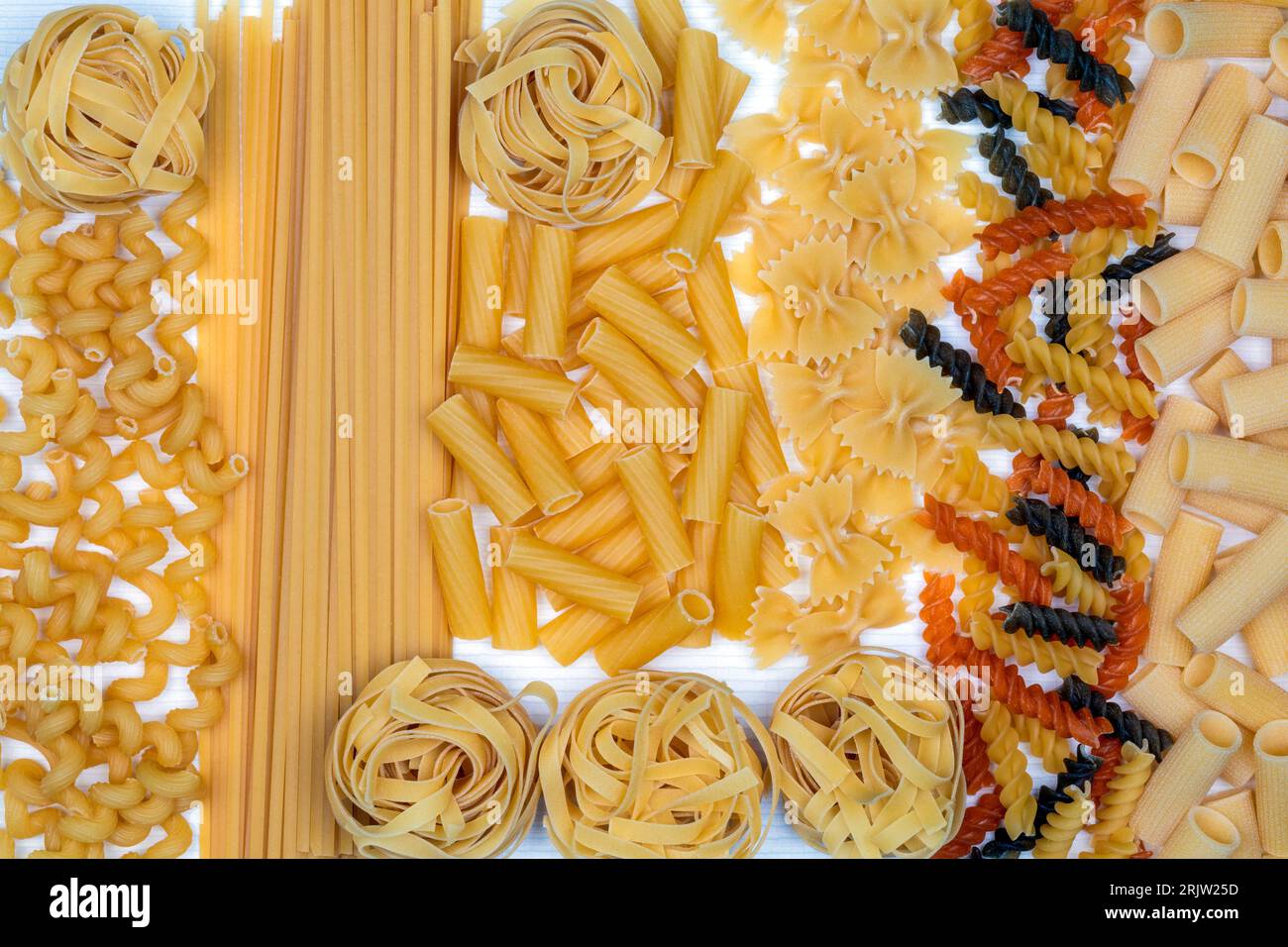 Tipi di pasta: Linguine, Rigatoni, spirali, Farfalle, tagliatelle, Tricolore Fusilli. Foto Stock