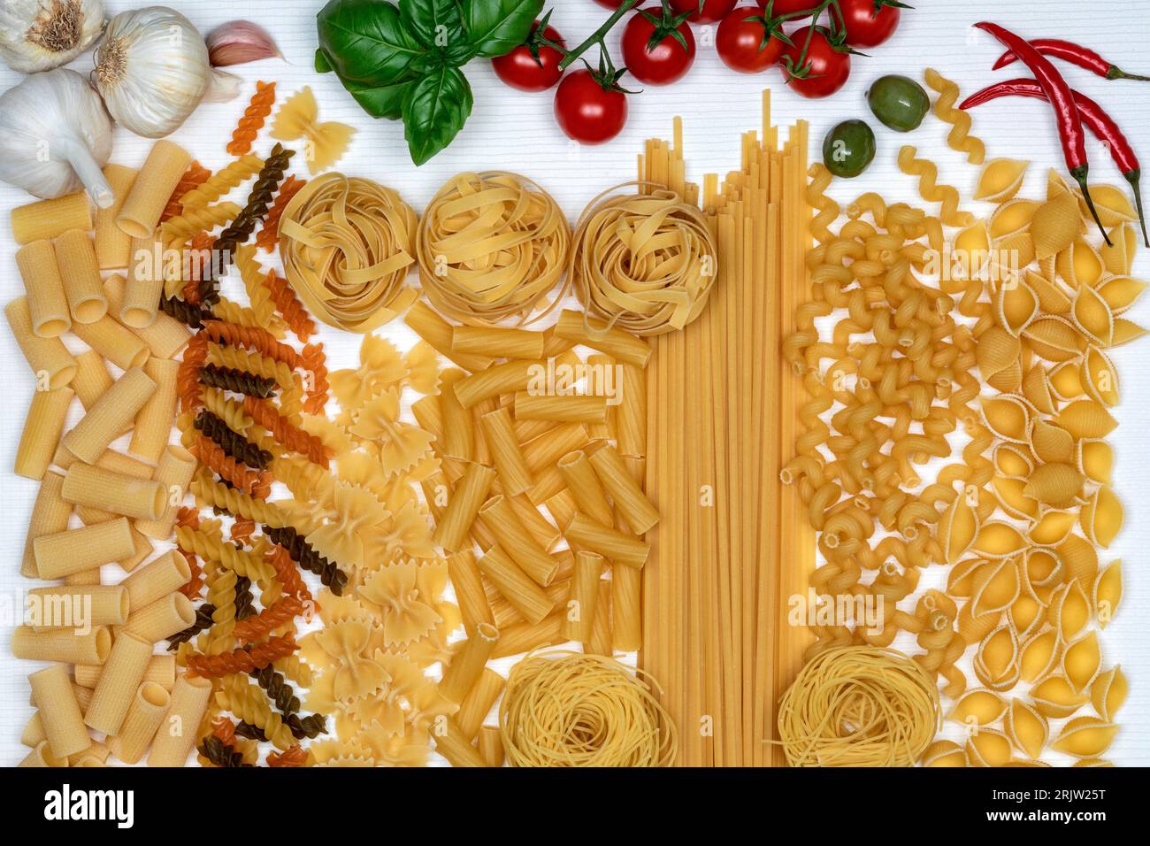Tipi di pasta: Linguine, Rigatoni, spirali, Farfalle, tagliatelle, Tricolore Fusilli, Vermicelli e conchiglie. Foto Stock