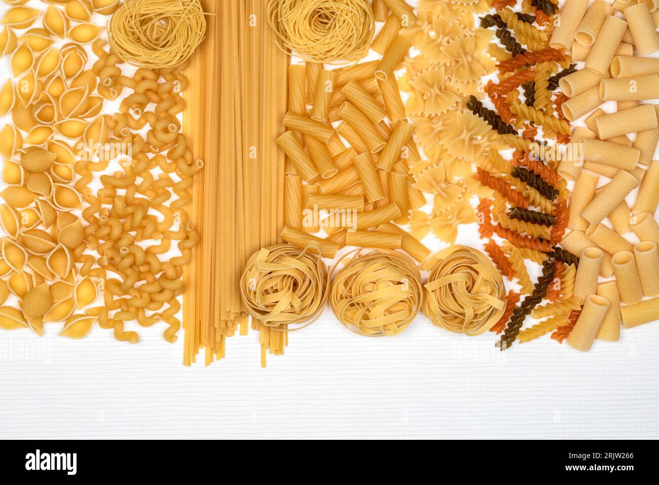 Tipi di pasta: Linguine, Rigatoni, spirali, Farfalle, tagliatelle, Tricolore Fusilli, Vermicelli e conchiglie. Foto Stock