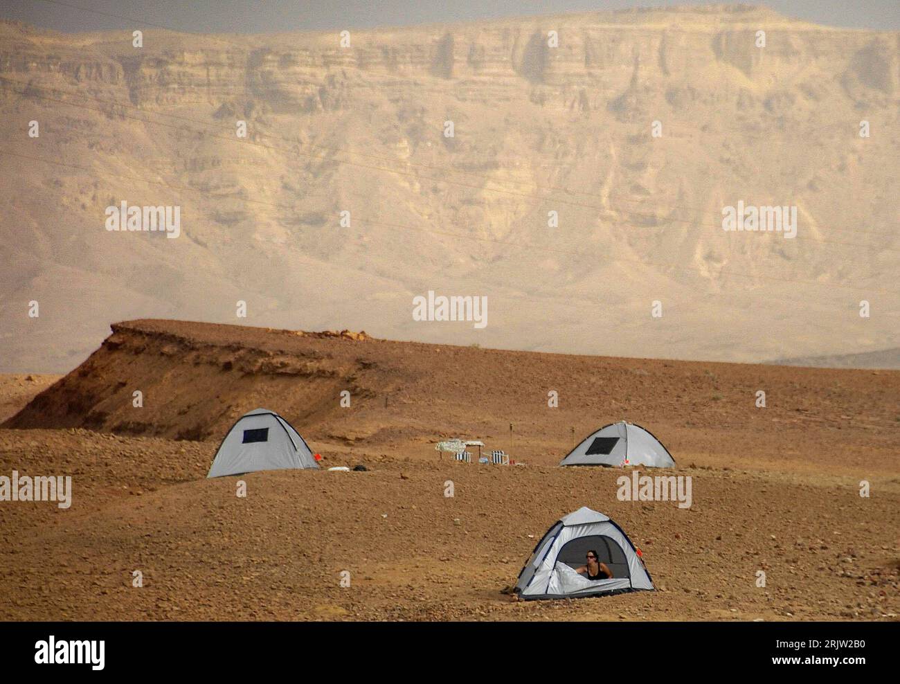 Bildnummer: 51824603 Datum: 08.04.2007 Copyright: imago/Xinhua camper haben in der Negev-Wüste ihre Zelte aufgeschlagen - Israele - PUBLICATIONxNOTxINxCHN; 2007, Negev, Zelt, campen, zelten, Wüsten; , quer, Kbdig, totale, Wüsten, Israele, o0 Zeltlager, Camping, Campingurlaub, Zelturlaub, Outdoor, Abenteuerurlaub Foto Stock