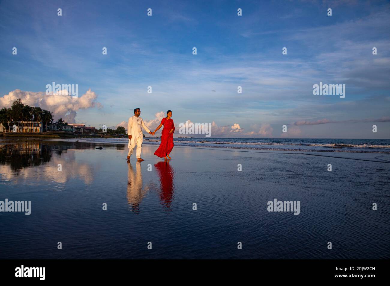 Una coppia che cammina sulla spiaggia di Saint Martin's Island, conosciuta localmente come Narkel Jinjira, è l'unica isola corallina e uno dei touri più famosi Foto Stock