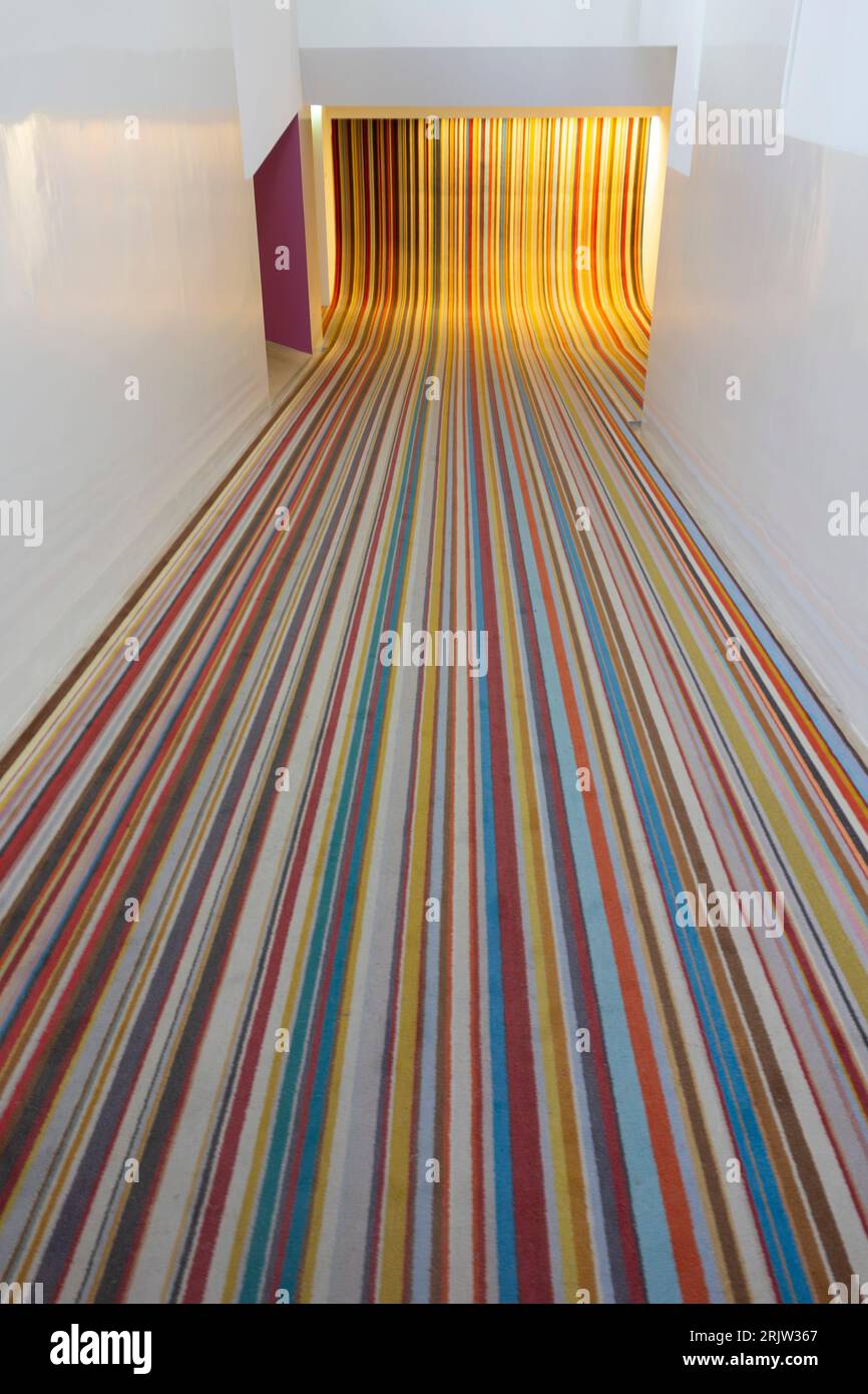 Picasso Museum, Parigi, Francia, il designer Sir Paul Smith è rappresentato da un tappeto multicolore che Paul Smith ha presentato le sue iconiche strisce arcobaleno Foto Stock