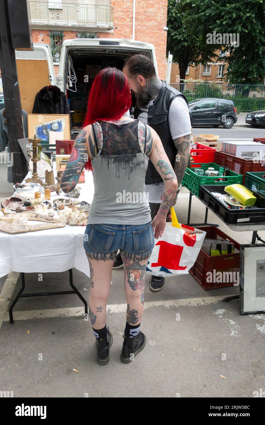 Una giovane coppia tatuata pesante al mercato delle pulci porte de Vanves. Parigi. Francia, Europa. Foto Stock