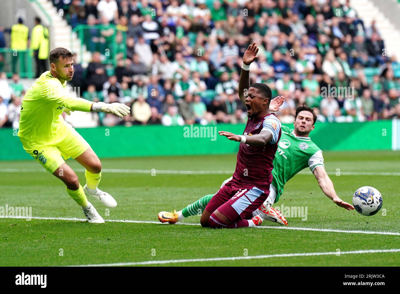 Leon Bailey di Aston Villa reagisce dopo una sfida di Lewis Stevenson dell'Hibernian durante la prima tappa della partita di play-off della UEFA Europa Conference League a Easter Road, Edimburgo. Data foto: Mercoledì 23 agosto 2023. Foto Stock