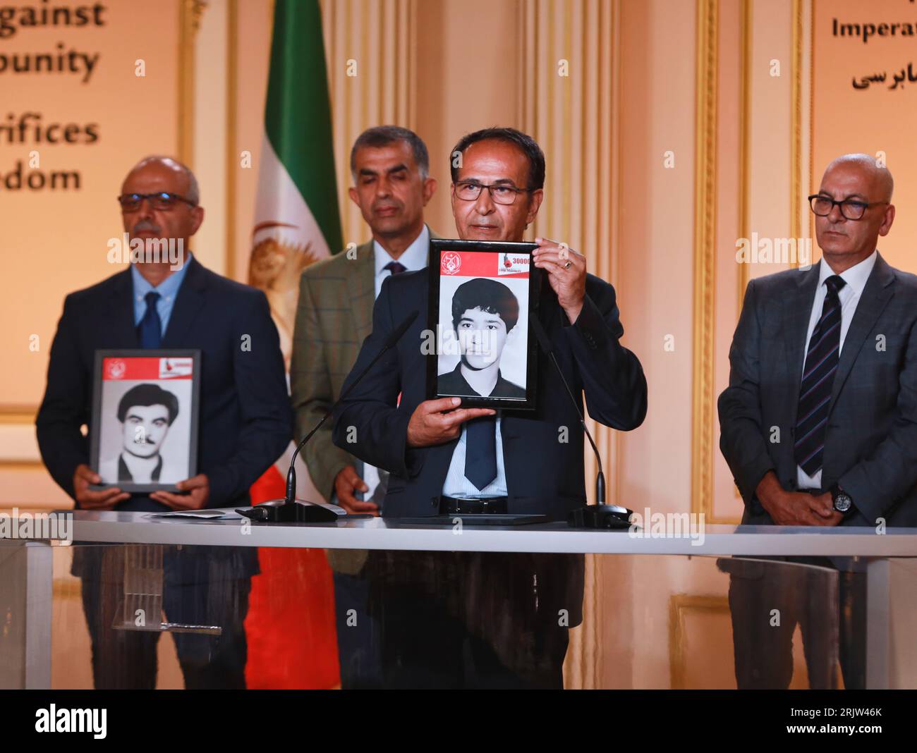 Parigi, Francia. 21 agosto 2023. Un gruppo di prigionieri politici iraniani che erano testimoni del massacro del 1988 parla della loro esperienza. In occasione del 35° anniversario del massacro del 1988 in Iran, una conferenza dal titolo "quattro decenni di crimine contro l'umanità e impunità dalla punizione" ha riunito a Parigi eminenti giudici e giuristi internazionali. (Foto di Siavosh Hosseini/SOPA Images/Sipa USA) credito: SIPA USA/Alamy Live News Foto Stock