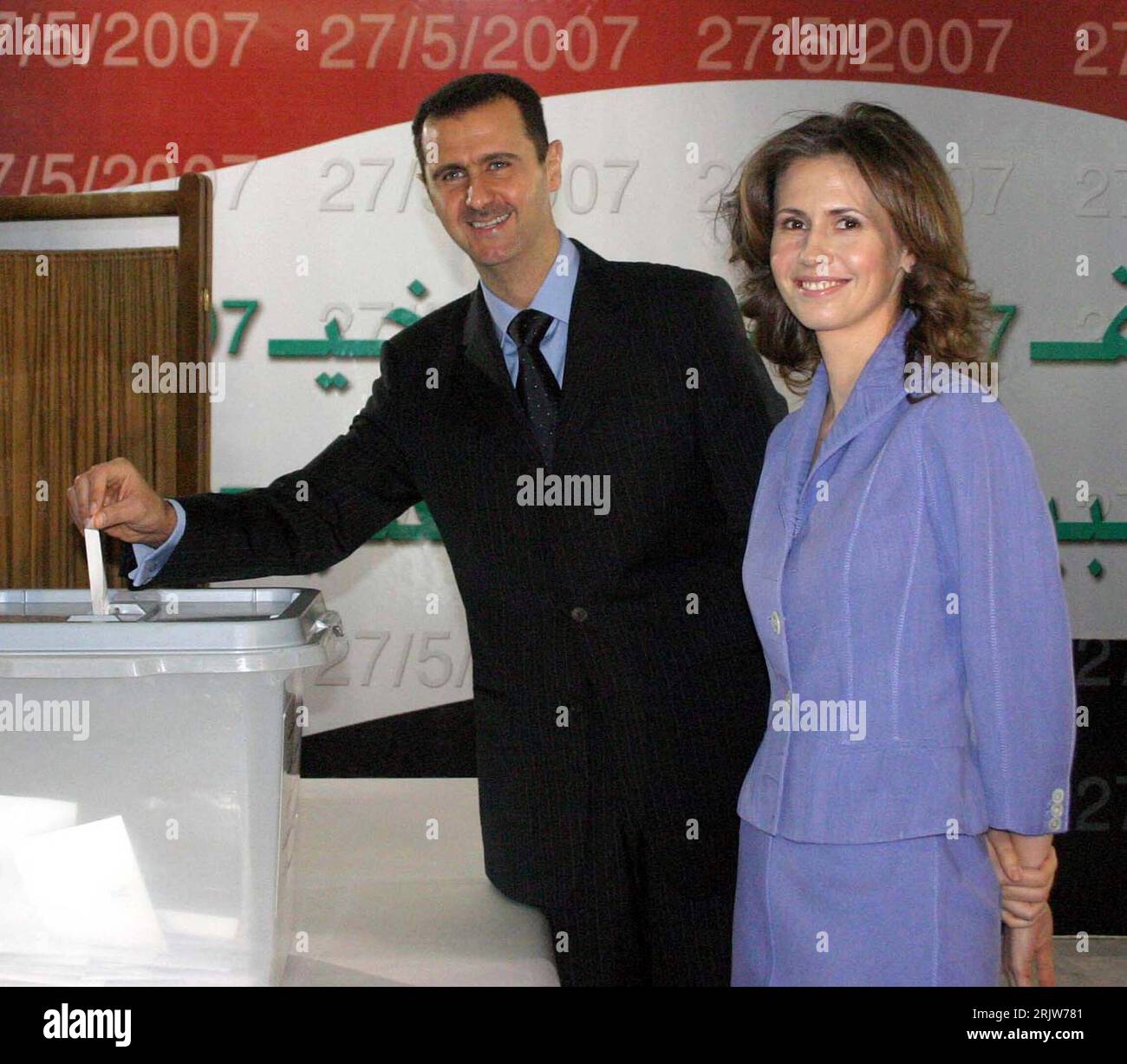 Präsident Bashar al-Assad (SYR) und Ehefrau asma während der Stimmabgabe zum referendum über die zweite Amtszeit al-Assads in Damaskus - PUBLICATIONxNOTxINxCHN Foto Stock