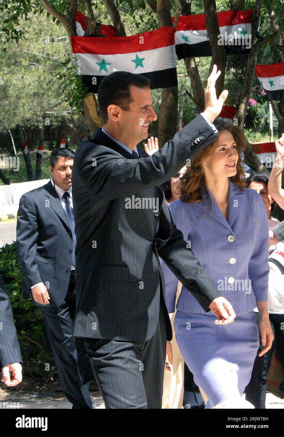 Bildnummer: 51884773 Datum: 27.05.2007 Copyright: imago/Xinhua Präsident Bashar al-Assad (SYR) und Ehefrau asma in Damaskus - PUBLICATIONxNOTxINxCHN, Personen , Optimistisch; 2007, Damaskus, Wahl, referendum, Volksabstimmung, Politiker, Politik, Frau, Paar, Ehepaar, Fahne, Nationalfahne; , hoch, Kbdig, Gruppenbild, Syrien, Randbild, gente, Pressetermin Foto Stock