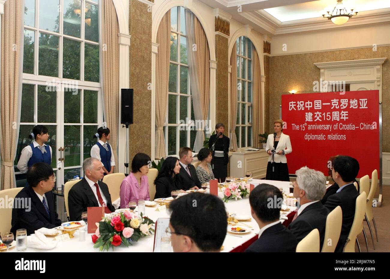 Bildnummer: 51900174 Datum: 22.05.2007 Copyright: imago/Xinhua Feier zum 15. Jahrestag der Aufnahme diplomatischer Beziehungen zwischen China und Kroatien in Peking PUBLICATIONxNOTxINxCHN , Personen; 2007, Pechino, Pressetermin , Jubiläum, diplomatische, Schriftzug; , quer, Kbdig, totale, Internationale Politik, Politik, Cina, , Politik Foto Stock