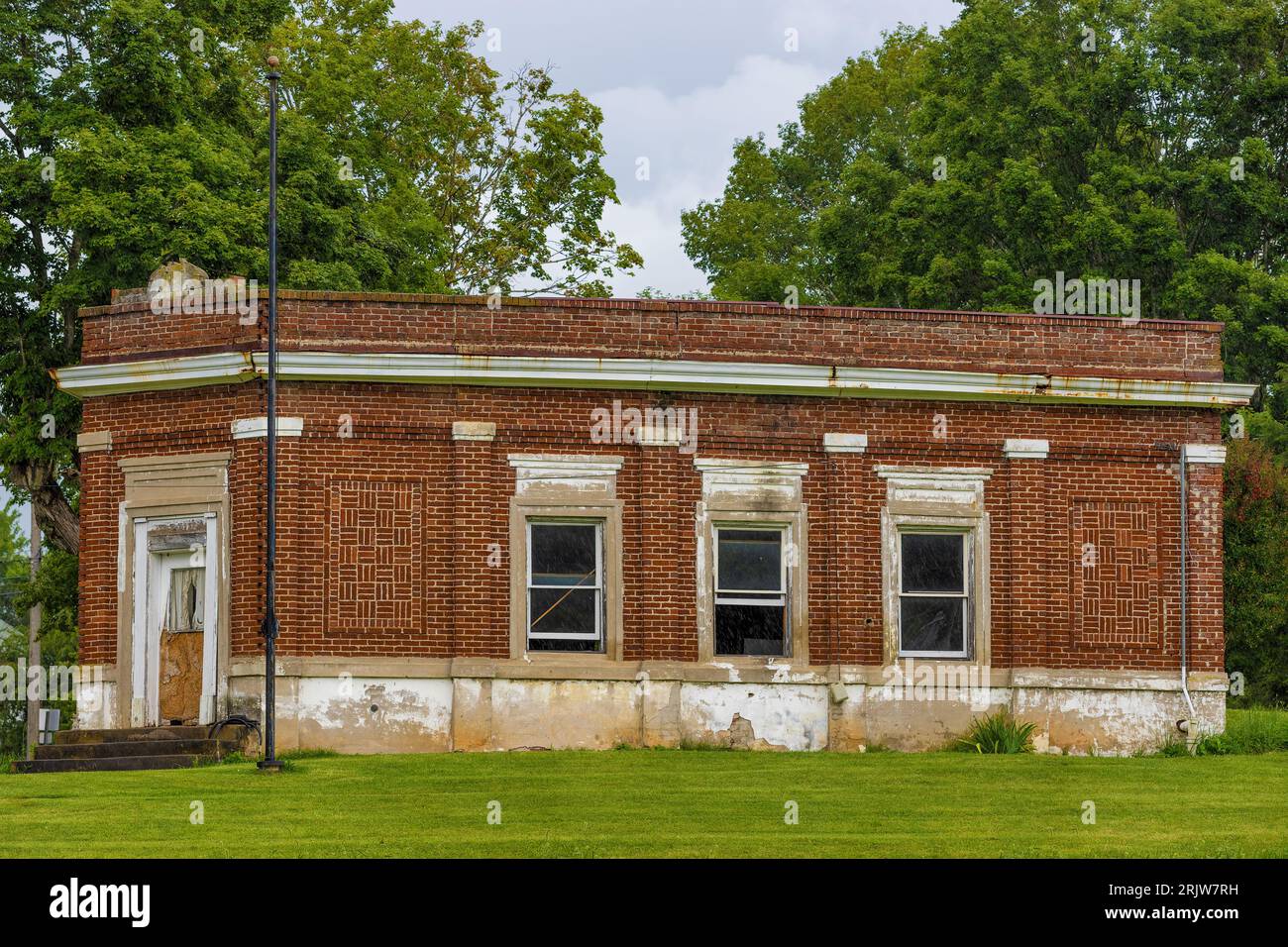 Chuckey, Tennessee, USA - 6 agosto 2023: Costruito intorno al 1929, questo vecchio Bankd Building è vuoto e trascurato lungo i binari della ferrovia. Foto Stock