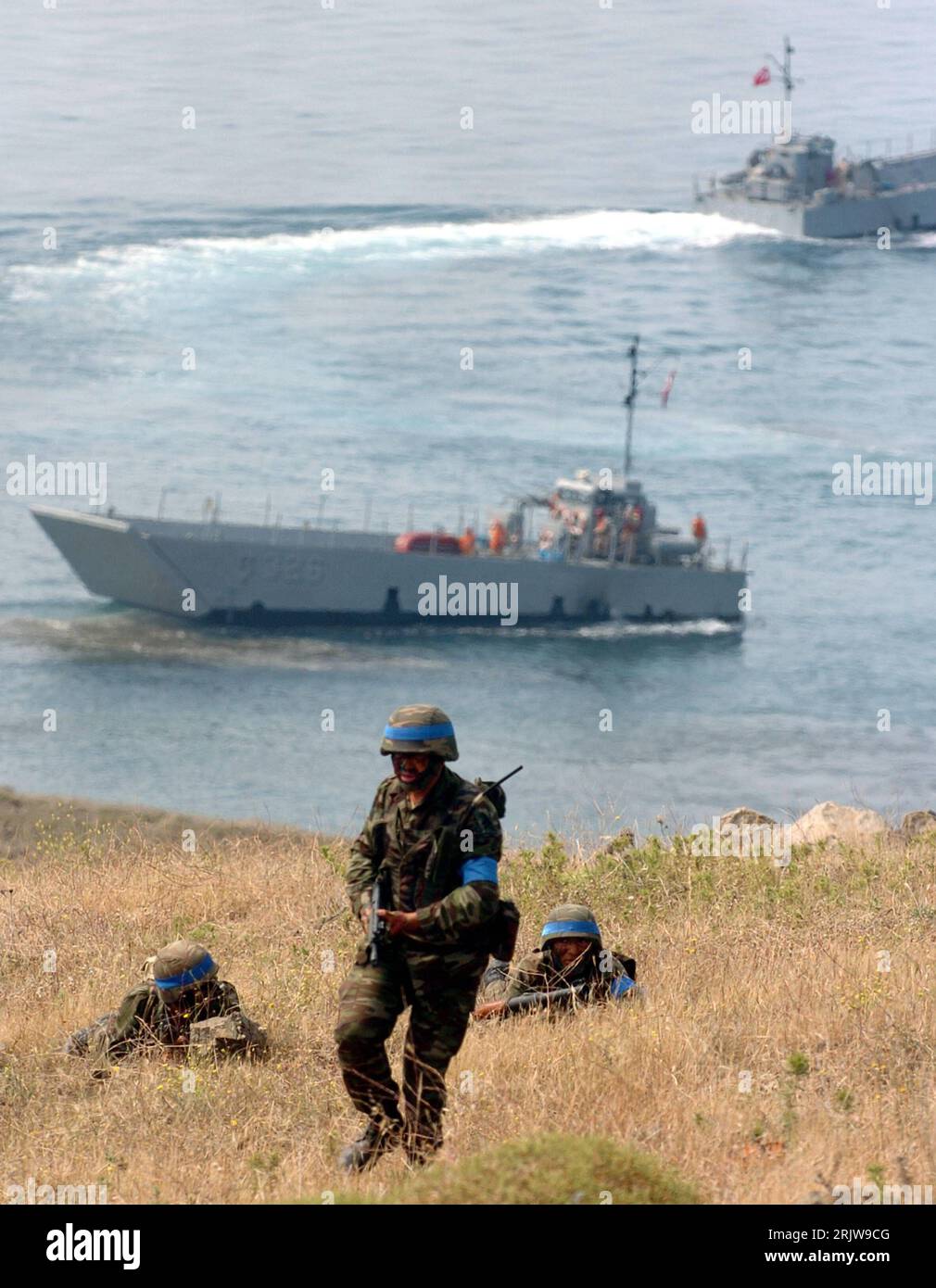 Bildnummer: 51921579 Datum: 25.05.2007 Copyright: imago/Xinhua Truppenverbände der während landen mehrtägigen Gefechtsübung der türkischen Streitkräfte - EFES 2007 - AM Festland von Seferihisar - PUBLICATIONxNOTxINxCHN, Personen; 2007, Seferihisar, Übung, Übungen, Militärübung, Militärübungen, Manöver, Militärmanöver, Gefechtsübungen, Soldat, Soldaten, Truppenübung, Truppenübungen, Rauch, qualm, Rauchschwaden; , hoch, Kbdig, Gruppenbild, Türkei, , Militaer, Staat, Foto Stock