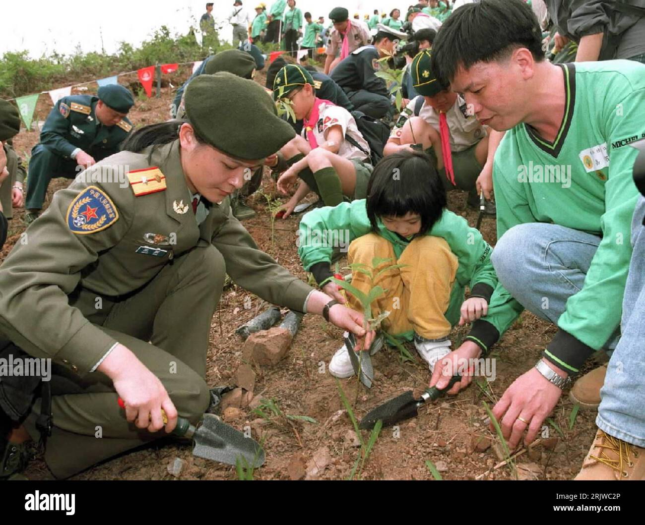 Bildnummer: 51950013 Datum: 26.03.2000 Copyright: imago/Xinhua Chinesen während einer Baumpflanzungsaktion in Hong Kong PUBLICATIONxNOTxINxCHN, Personen; 2000, Hong Kong, Hong Kong, Hong Kong, Hong Kong, Hong Kong, cinese, Chinesen, Mann, Frau, Soldat, Soldaten, Soldatin; , quer, Kbdig, Gruppenbild, Cina, Arbeitswelten, Gesellschaft, Militaer, Staat, Foto Stock