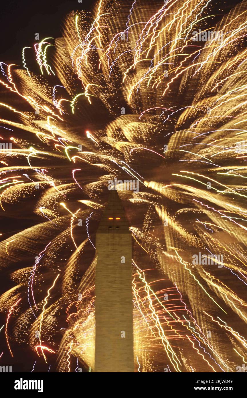 Bildnummer: 51959308 Datum: 04.07.2007 Copyright: imago/Xinhua Feuerwerkskörper explodieren über dem nächtlichen Washington Monument anlässlich des Unabhängigkeitstages in Washington D.C. - PUBLICATIONxNOTxINxCHN, Objekte , highlight; 2007, Washington DC, Unabhängigkeitstag, 4. Juli, Feuerwerk, Pyrotechnik, Nacht, traditionelle feste , Sehenswürdigkeit; , hoch, Kbdig, Einzelbild, Vereinigte Staaten von Amerika, o0 Independence Day, Nationalfeiertag, Reisen, Nordamerika, Restlichtaufnahme, USA Bildnummer 51959308 Data 04 07 2007 Copyright Imago XINHUA Fireworks Explode above the night W. Foto Stock