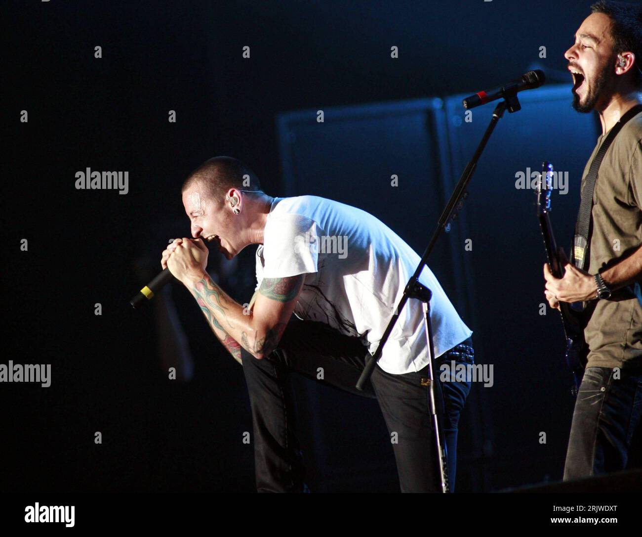 Bildnummer: 51962723 Datum: 07.07.2007 Copyright: imago/Xinhua Sänger Chester Bennington (li.) Und Gitarrist Brad Delson (beide USA/Linkin Park) während des Live Earth Konzertes a Tokio - PUBLICATIONxNOTxINxCHN, Personen; 2007, Tokio, Musiker, Konzerte, Crossover , alternative , Rock; , quer, Kbdig, Gruppenbild, Musik, Kunst, Giappone, Aktion, gente Foto Stock