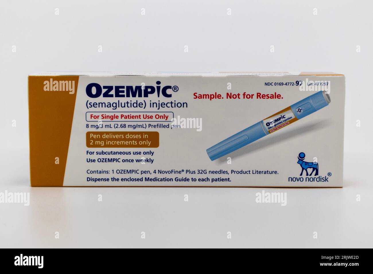 Scatola da 2 mg semaglutide Ozempic su sfondo bianco con spazio di copia Foto Stock