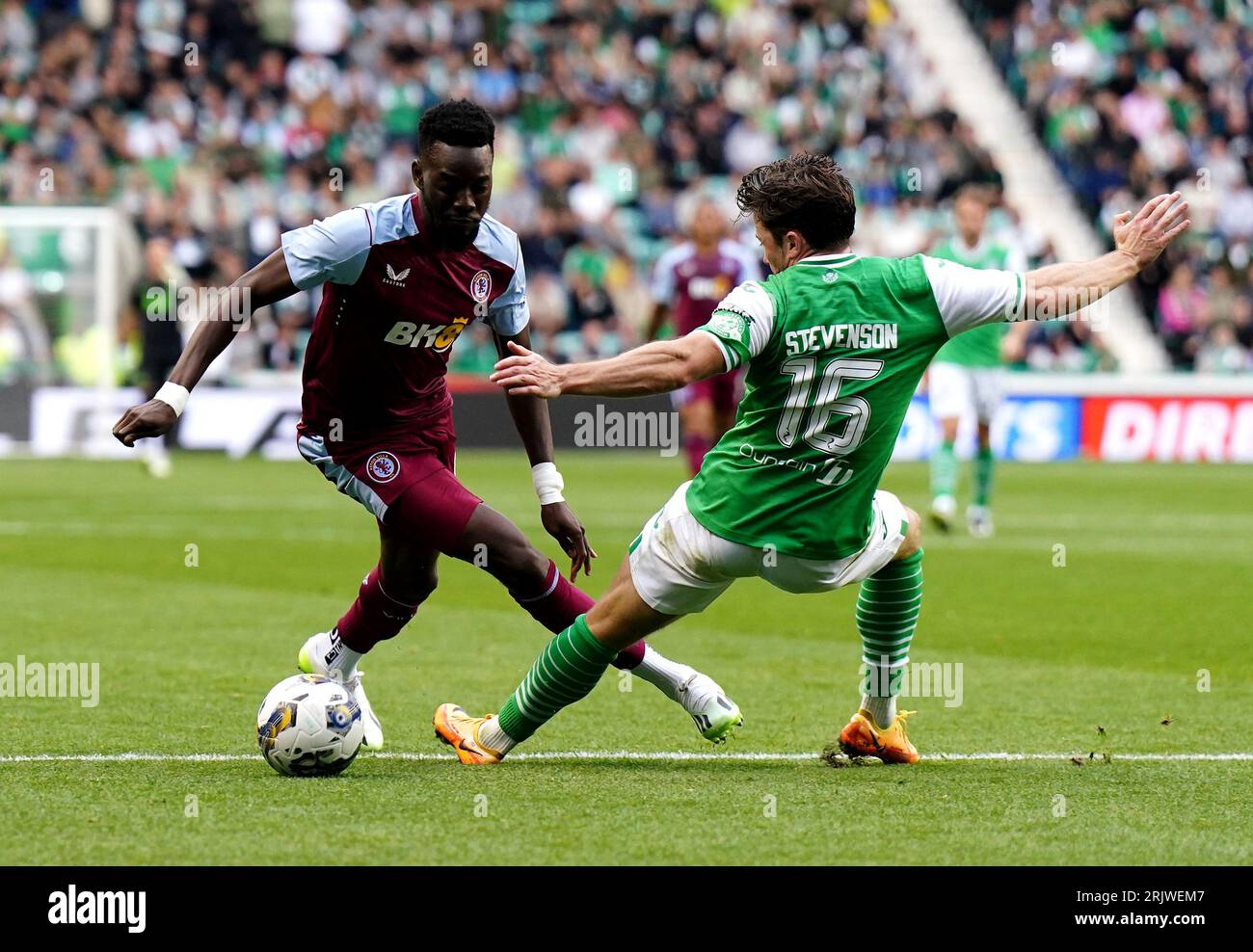 Lewis Stevenson dell'Hibernian (a destra) fa cadere Moussa Diaby dell'Aston Villa per un calcio di rigore durante la prima tappa della partita di play-off della UEFA Europa Conference League a Easter Road, Edimburgo. Data foto: Mercoledì 23 agosto 2023. Foto Stock