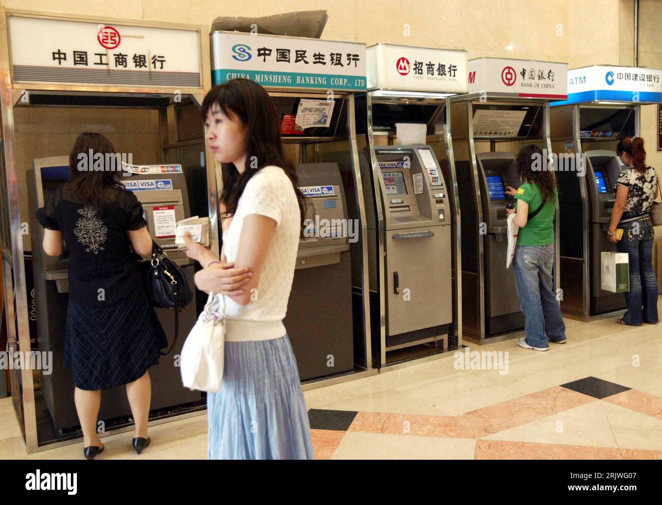 Bildnummer: 51989370 Datum: 21.05.2007 Copyright: imago/Xinhua Frau am Bankautomaten in Peking - PUBLICATIONxNOTxINxCHN, Personen; 2007, Peking, Bankautomat, Automat, Automaten, Geldautomat, Geldautomaten,; , quer, Kbdig, Gruppenbild, Banken, Wirtschaft, Cina, Foto Stock