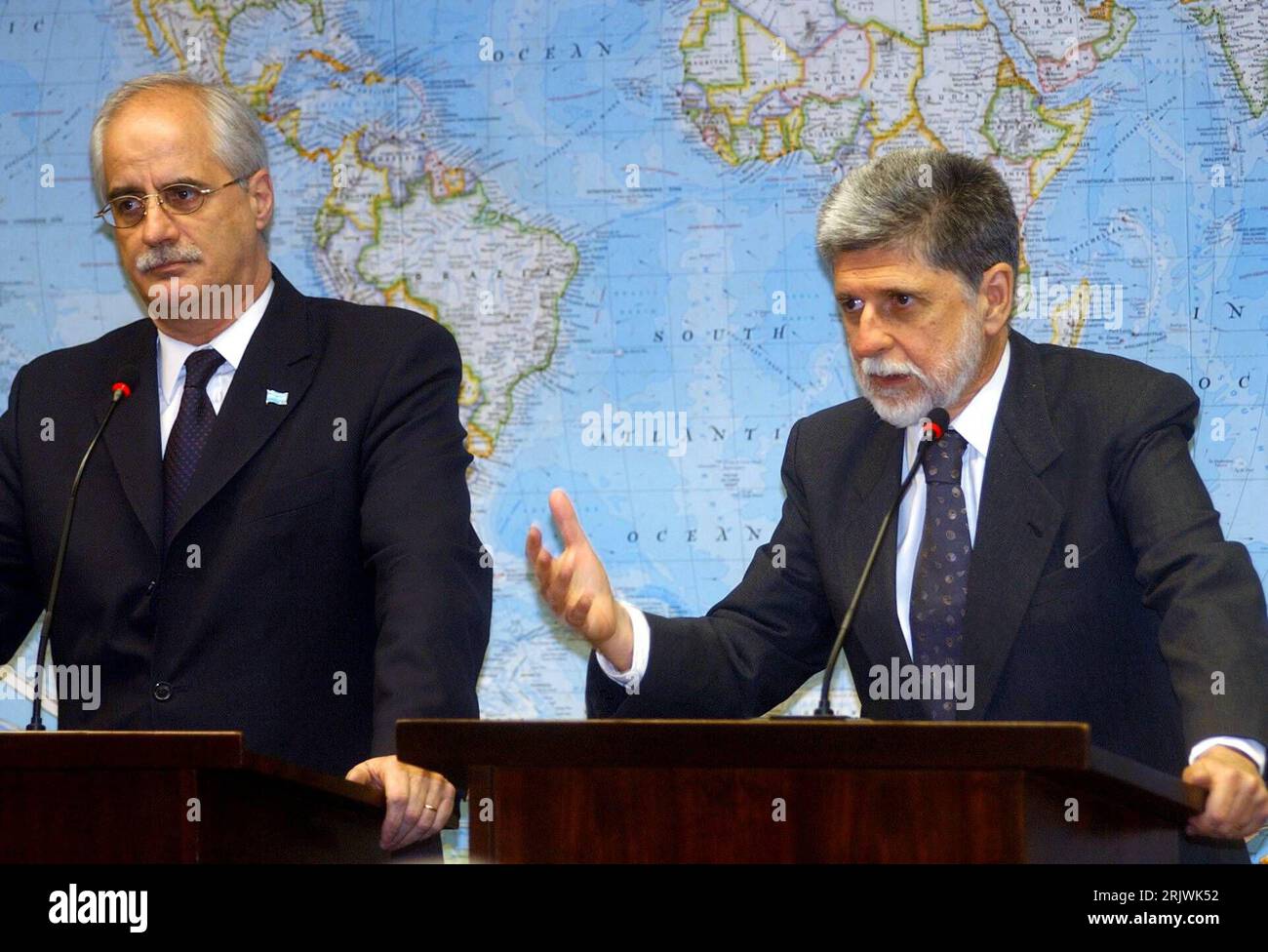 Bildnummer: 52013453 Datum: 03.08.2007 Copyright: imago/Xinhua Außenminister Celso Amorim (Re., BRA) und Außenminister Jorge Taiana (ARG) während einer Pressekonferenz in Brasilia PUBLICATIONxNOTxINxCHN, Personen; 2007, Brasilia, Politiker, Politik, Pressetermin, Gestik; , quer, Kbdig, Gruppenbild, Close, Internationale Politik, Politik, Brasilien, Randbild, gente Foto Stock