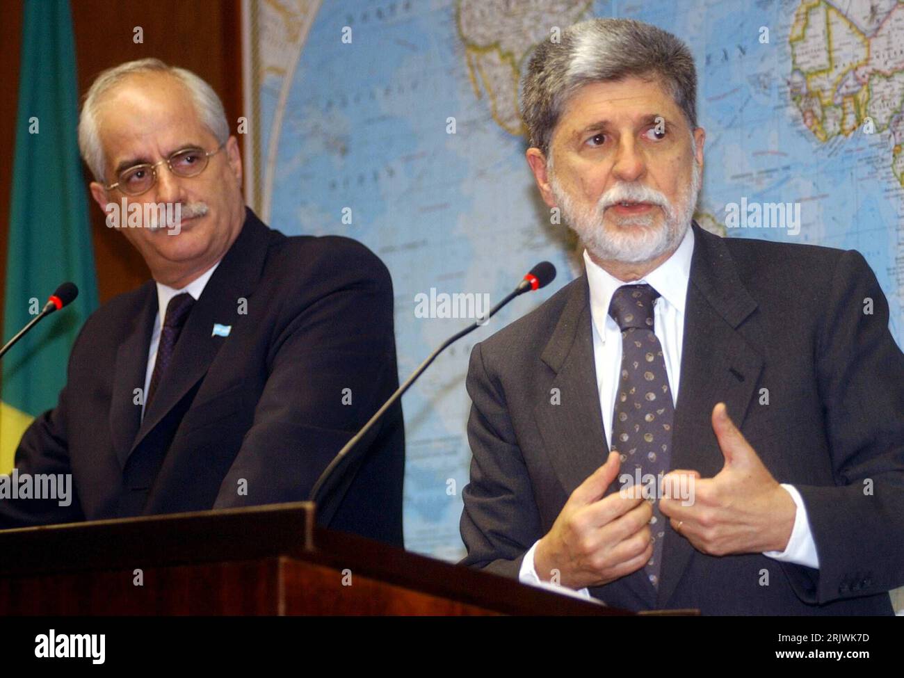 Bildnummer: 52013457 Datum: 03.08.2007 Copyright: imago/Xinhua Außenminister Celso Amorim (Re., BRA) und Außenminister Jorge Taiana (ARG) während einer Pressekonferenz in Brasilia PUBLICATIONxNOTxINxCHN, Personen; 2007, Brasilia, Politiker, Politik, Pressetermin, Gestik; , quer, Kbdig, Gruppenbild, Close, Internationale Politik, Politik, Brasilien, Randbild, gente Foto Stock