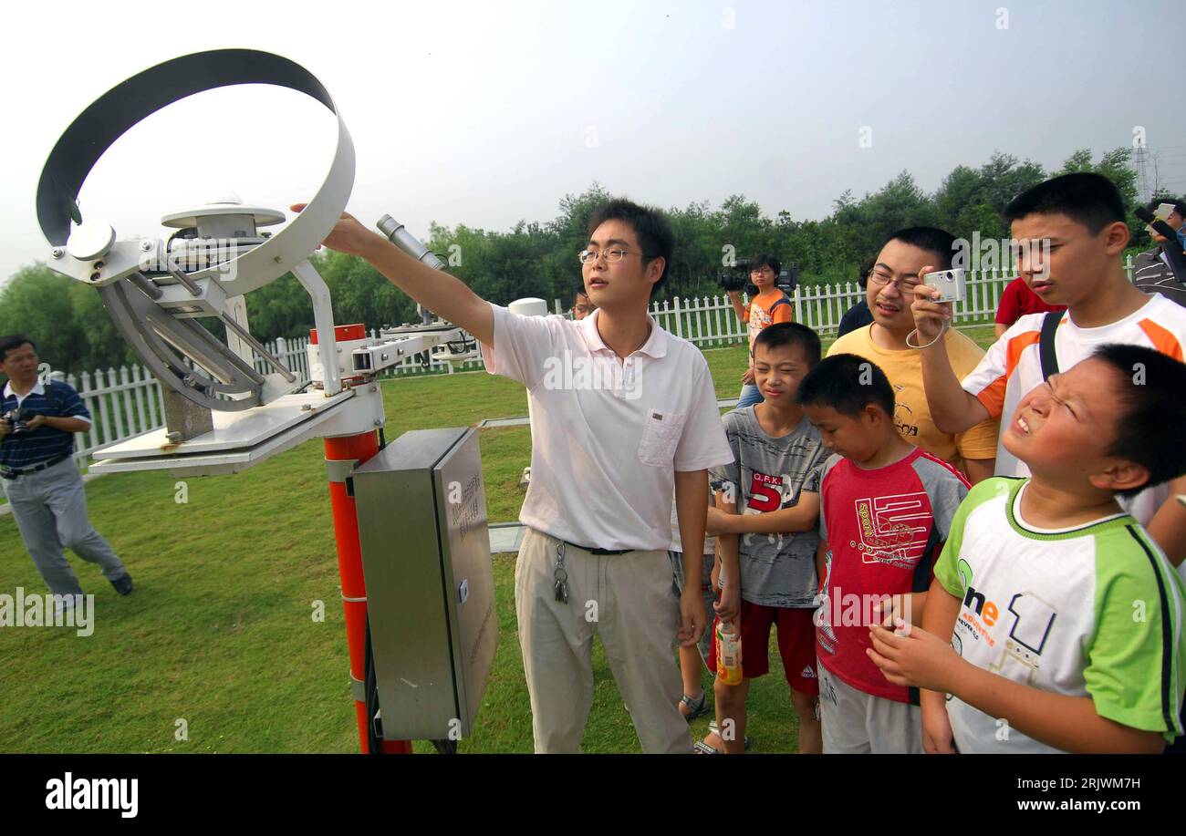 Bildnummer: 52024705 Datum: 06.08.2007 Copyright: imago/Xinhua Kinder besuchen die Wetterstation in Jiaxing PUBLICATIONxNOTxINxCHN, Personen; 2007, Jiaxing, Wetterstation, Wetterstationen, Kind, Kinder, Chinese, Chinesen, umidificatore, ; , quer, Kbdig, totale, Cina, Foto Stock