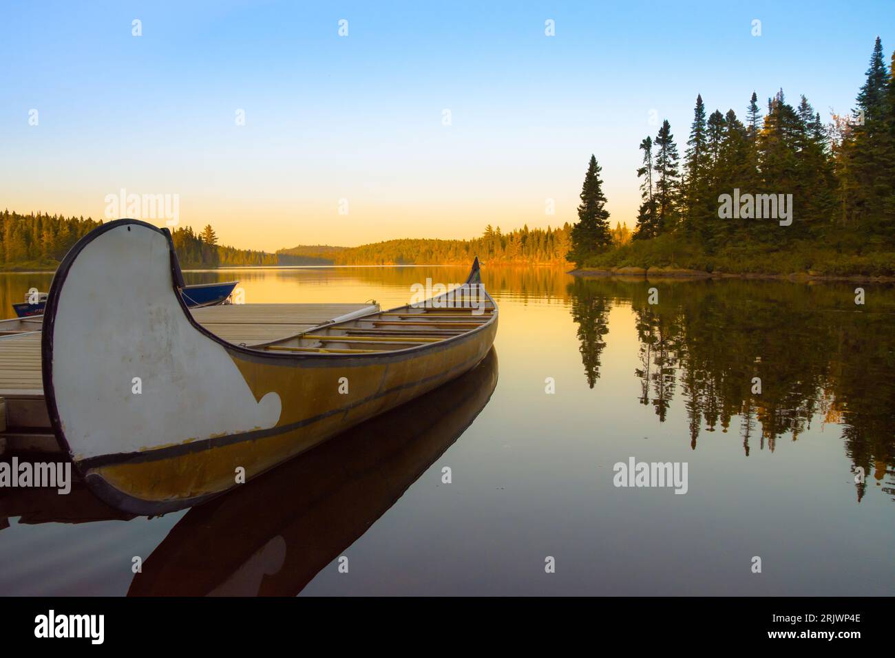 Canoa in un lago canadese del Parco Nazionale la Mauricie al tramonto (Mékinac, Quebec) Foto Stock