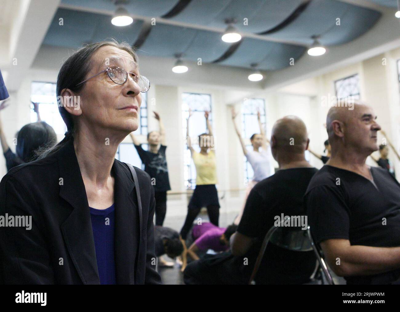 Tänzerin Pina Bausch GER beobachtet Balletttänzer a Pechino - PUBLICATIONxNOTxINxCHN Foto Stock