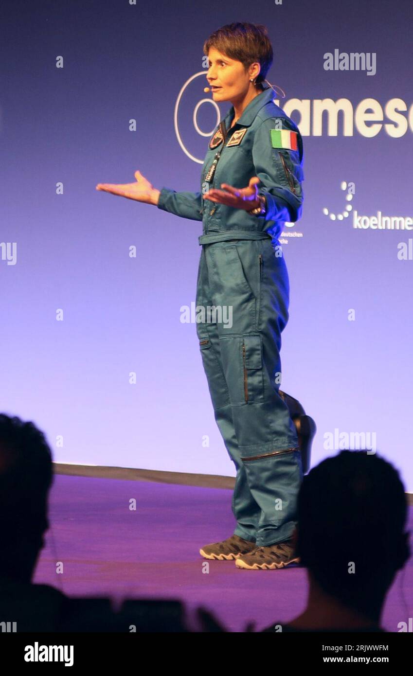 Colonia, Germania. 23 agosto 2023. Samantha Cristoforetti, astronauta italiana, parla alla fiera dei giochi Gamescom. Credito: Sascha Thelen/dpa/Alamy Live News Foto Stock