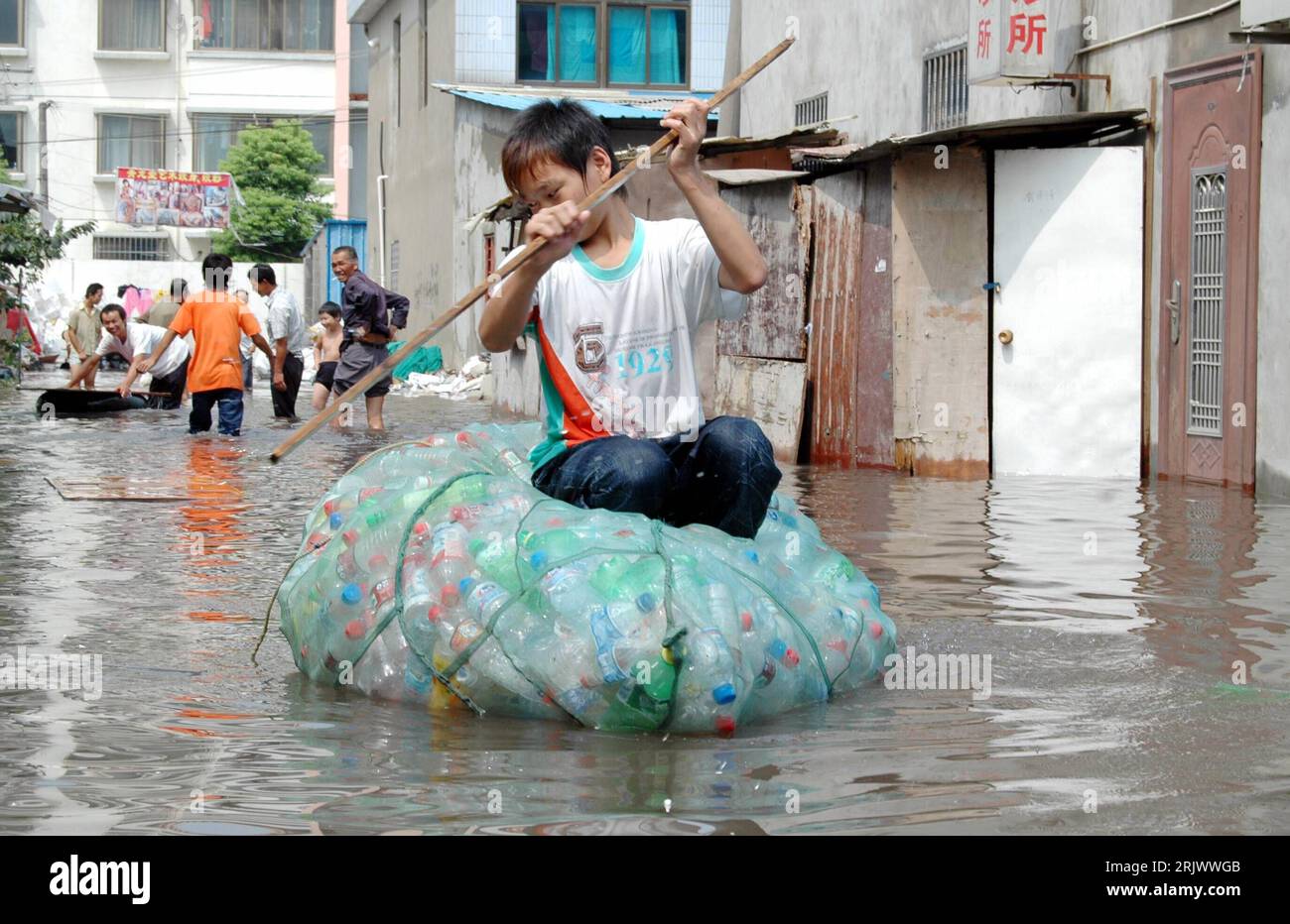 Bildnummer: 52078892 Datum: 29.08.2007 Copyright: imago/Xinhua Chinesischer Junge paddelt mit einem Plastikflaschen-Boot durch die überfluteten Straßen in Cailian New Village (Suzhou) nach einem Hochwasser aufgrund zu starker Regenfälle, Provinz Jiangsu - PUBLICATIONxNOTxINxCHN, Personen , Objekte , kurios; 2007, Cailian New Village, Suzhou, Jiangsu, Schaden, Schäden, Katastrophe, Katastrophen, Naturkatastrophe, Naturkatastrophen, Hochwasserschaden, Hochwasserschäden, Flutschaden, Flutschäden, Flut, Hochwasser, Überschwemmung, Überschwemmungen, Cinese, Chinesen, tipo, Kinder, Junge, Jungen, Foto Stock