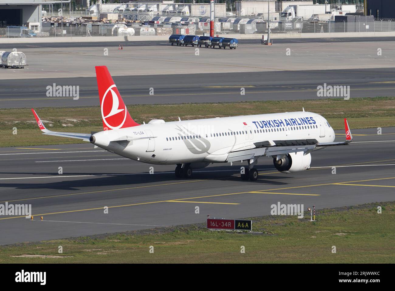 ISTANBUL, TURKIYE - 17 SETTEMBRE 2022: Turkish Airlines Airbus A321-271N (8155) atterraggio all'aeroporto internazionale di Istanbul Foto Stock