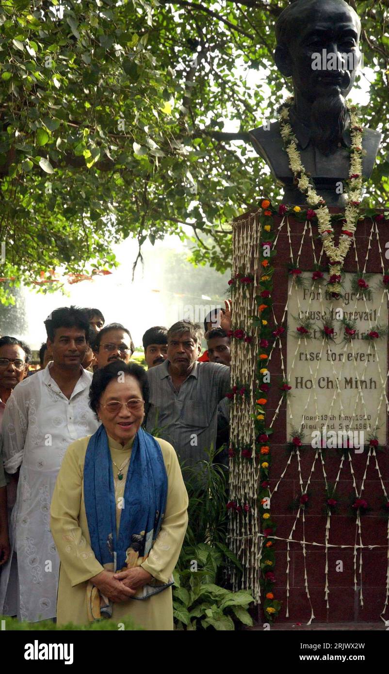 Bildnummer: 52080589 Datum: 03.09.2007 Copyright: imago/Xinhua Nguyen Thi Binh (vorne, vie) am ho-chi-Minh-Denkmal im Rahmen eines vietnamesisch-indischen Festival a Calcutta - PUBLICATIONxNOTxINxCHN, Personen; 2007, Calcutta, Kalkutta, Politiker, Politikerin, Politik, Büste, Büsten, festival; , hoch, Kbdig, Gruppenbild, Bildhauerei, Kunst, Denkmäler, Indien, Randbild, persone Foto Stock