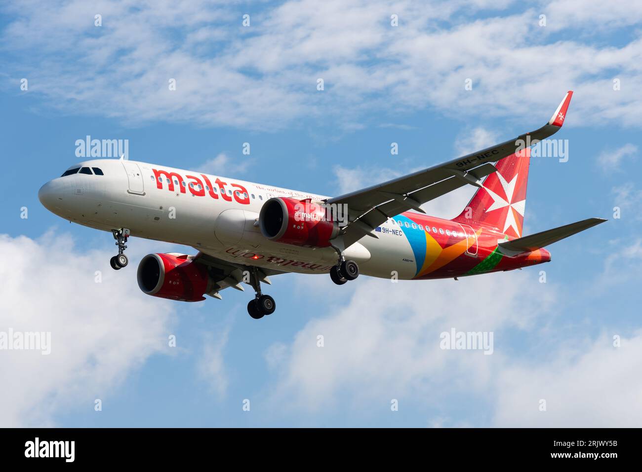 Air Malta Airbus A320-251N aereo di linea 9H-NEC nelle finali per atterrare all'aeroporto di Londra Heathrow, Regno Unito. Airmalta A320NEO, neo greco per "nuovo" Foto Stock