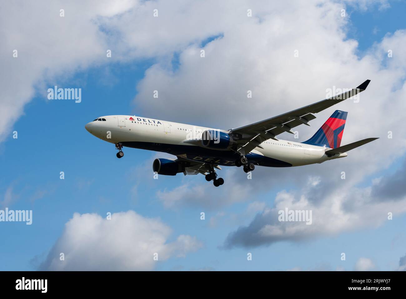 Delta Air Lines Airbus A330-223 aereo di linea a reazione N861NW in finale per atterrare all'aeroporto di Londra Heathrow, Regno Unito. Volo a lungo raggio Foto Stock