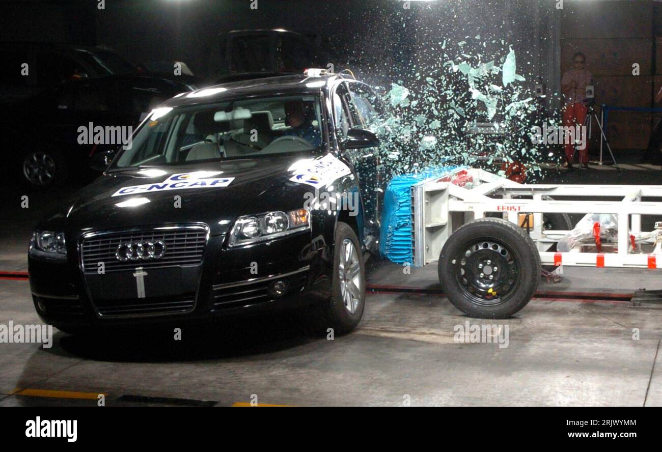 Bildnummer: 52092269 Datum: 28.08.2007 Copyright: imago/Xinhua Crashtest im China Automotive Technology & Research Center in Tianjin PUBLICATIONxNOTxINxCHN, Objekte , Dynamik; 2007, Tianjin, crash, crash, crash test, test, Verkehrssicherheit, Unfall, Unfälle, UnfallSimulation, simulazione, auto, Fahrzeug, Audi, Testauto, Testautos, Forschung, Autoindustrie; , quer, Kbdig, Einzelbild, industrie, Wirtschaft, Cina, Straße, Verkehr, Foto Stock