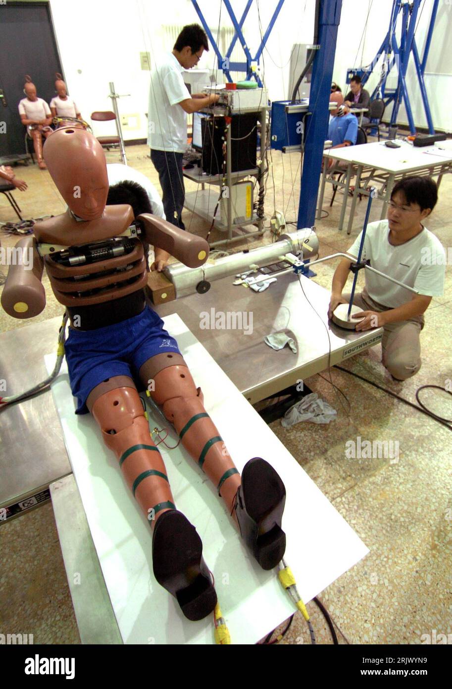 Bildnummer: 52092284 Datum: 28.08.2007 Copyright: imago/Xinhua Crashtest im China Automotive Technology & Research Center in Tianjin PUBLICATIONxNOTxINxCHN, Objekte , Personen; 2007, Tianjin, crash, crash, crash test, test, Verkehrssicherheit, Unfall, Unfälle, UnfallSimulation, simulazione, Forschung, Autoindustrie, Testpuppe, Testpuppen, Puppe, Puppen, Dummy, Dummys, Einheimische, Einheimischer, cinese, Chinesen; , hoch, Kbdig, Einzelbild, industrie, Wirtschaft, Cina, Straße, Verkehr, Foto Stock