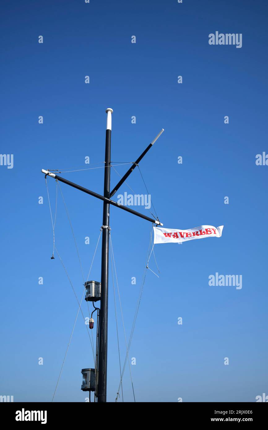 Bandiera della nave PS Waveley che vola alla fine del molo di Penarth, Galles del Sud Foto Stock